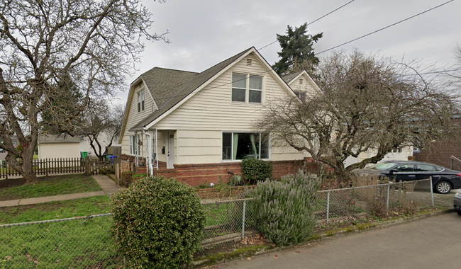 5252 SE 63rd Ave in Portland, OR - Building Photo - Building Photo