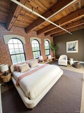 6533 E Jefferson Ave, Unit 212W in Detroit, MI - Foto de edificio - Building Photo