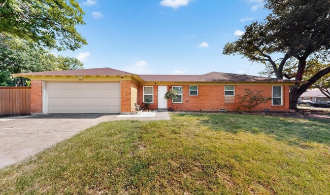 1900 Hilltop Dr in Garland, TX - Building Photo - Building Photo