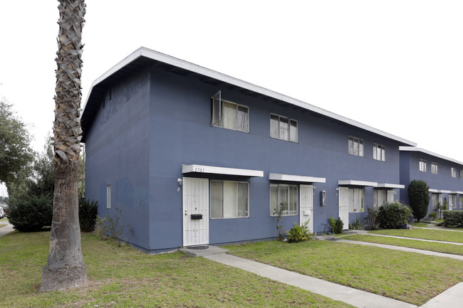 2701 S Baker St in Santa Ana, CA - Building Photo - Building Photo