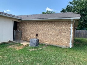 300 N Lee Dr in Gladewater, TX - Building Photo - Building Photo