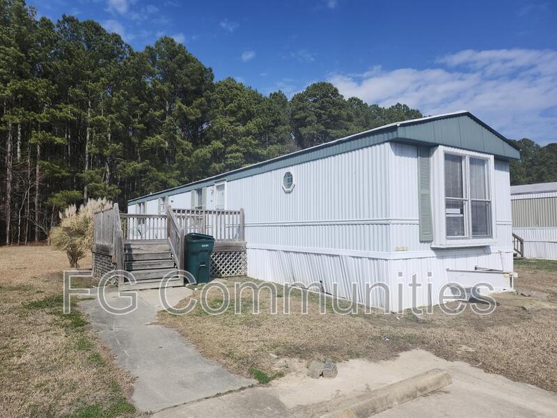 1021 Crystal Blvd in Selma, NC - Building Photo