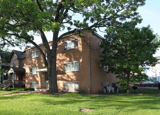 1206 4th St SE in Minneapolis, MN - Foto de edificio - Building Photo