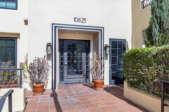 10625 Bloomfield St in Toluca Lake, CA - Building Photo - Building Photo