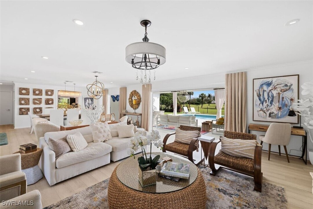 2728 Crayton Rd in Naples, FL - Building Photo
