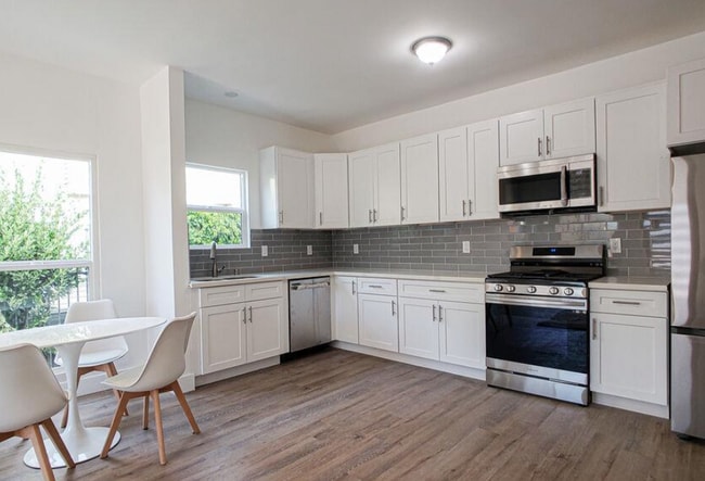 2955 Francis Ave in Los Angeles, CA - Building Photo - Building Photo