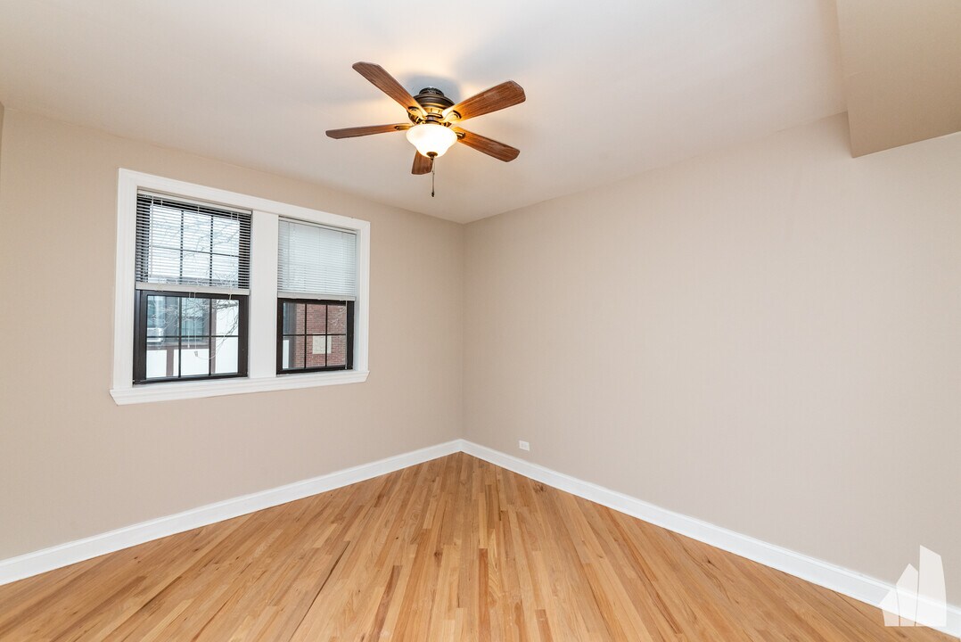 894 Green Bay Rd, Unit 894B-04 in Winnetka, IL - Building Photo