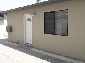 2204 Aviation Way, Unit North Redondo  Rear House in Redondo Beach, CA - Foto de edificio - Building Photo