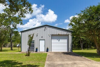1072 Papenberg Rd in Columbus, TX - Building Photo - Building Photo