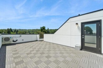 527 S Cloverdale St in Seattle, WA - Building Photo - Building Photo