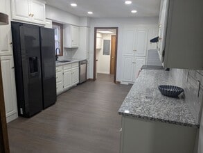 1306 Marion Dr in Neosho, MO - Foto de edificio - Building Photo