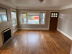 6624 NE Sandy Blvd, Unit 6624 in Portland, OR - Foto de edificio - Building Photo