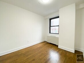 E 88th St in New York, NY - Foto de edificio - Building Photo