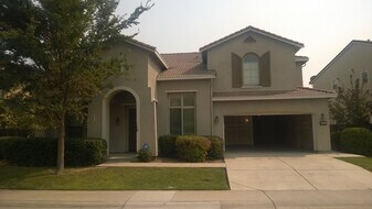 9835 Peters Ranch Way in Elk Grove, CA - Building Photo