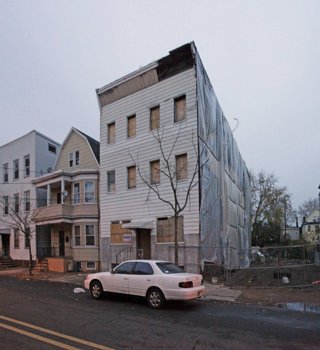 42 Hawkins St in Newark, NJ - Foto de edificio - Building Photo