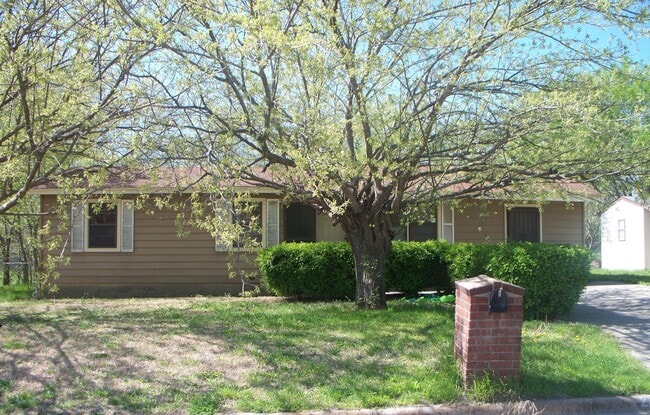 property at 212 W Robin Ln