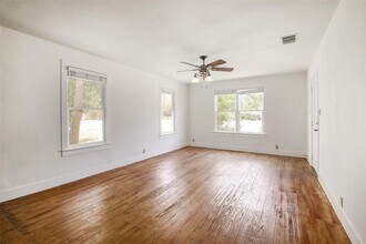 917 W 4th St in Taylor, TX - Building Photo - Building Photo