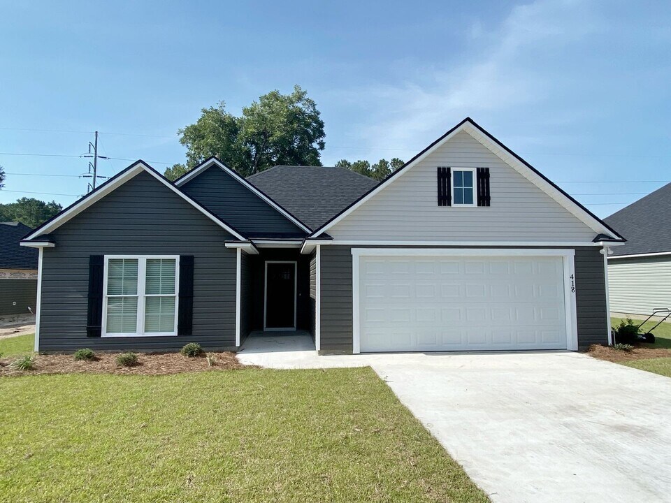 418 Peters St in Hahira, GA - Building Photo
