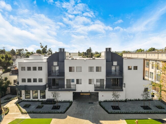 Haskell Village Apartments in Van Nuys, CA - Building Photo - Building Photo