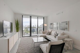 2960 NE 207th St, Unit 815 in Aventura, FL - Building Photo - Building Photo