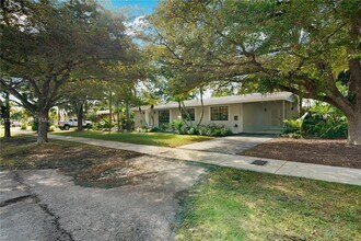 16102 SW 98th Ave in Miami, FL - Building Photo - Building Photo