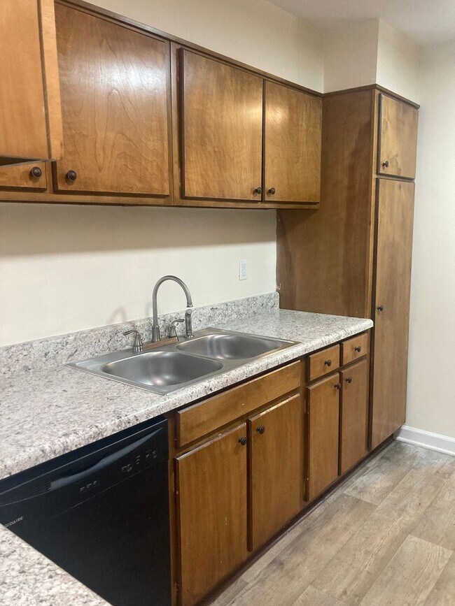 1502 Benjamin Pkwy in Greensboro, NC - Foto de edificio - Building Photo