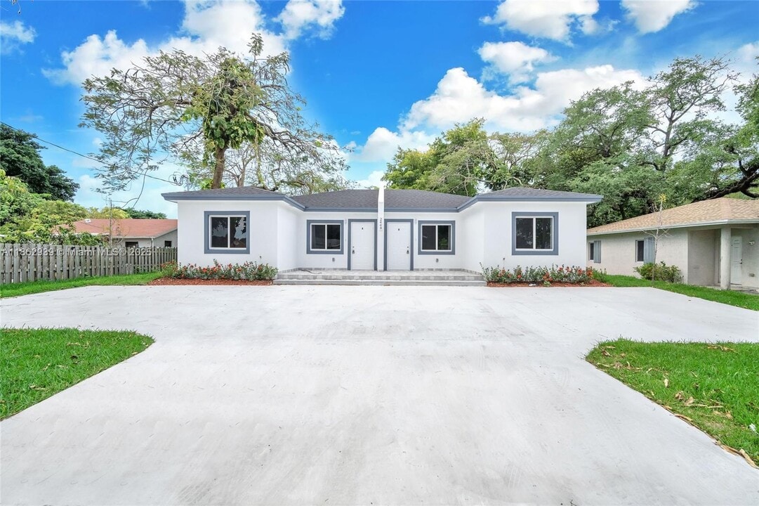 2448 NW 42nd St in Miami, FL - Building Photo