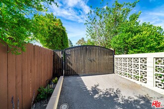 6657 Valmont St in Los Angeles, CA - Building Photo - Building Photo