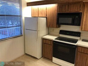 3520 Whitehall Dr in West Palm Beach, FL - Building Photo - Building Photo