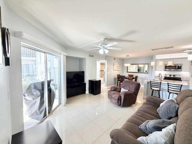 150 Santa Clara Dr in Naples, FL - Foto de edificio - Building Photo