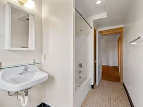 2217 W Wisconsin Ave in Milwaukee, WI - Foto de edificio - Building Photo