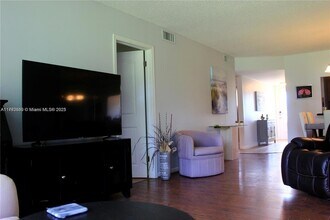 8941 S Hollybrook Blvd, Unit 203 in Pembroke Pines, FL - Building Photo - Building Photo