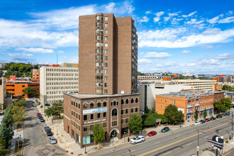 Irvine Park Towers in St. Paul, MN - Foto de edificio - Building Photo