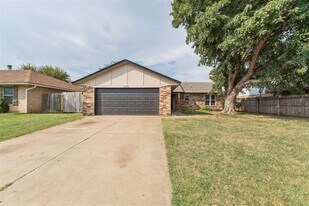 10305 Birkenhead Rd in Yukon, OK - Building Photo