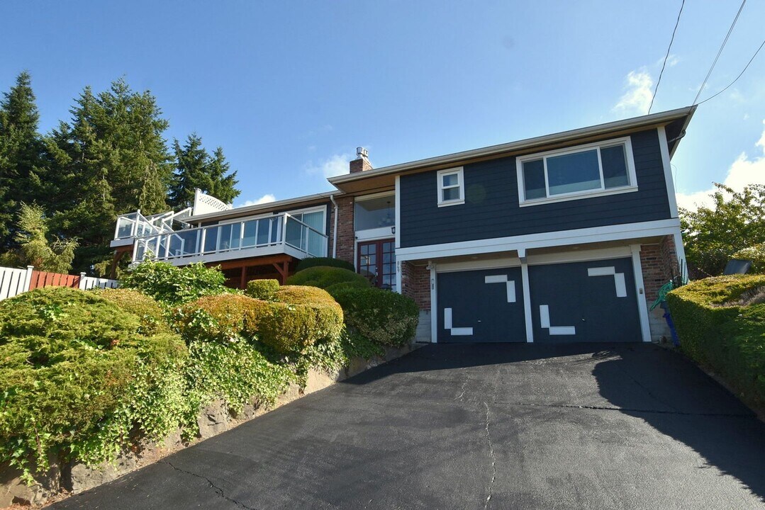 849 Poplar Way in Edmonds, WA - Building Photo