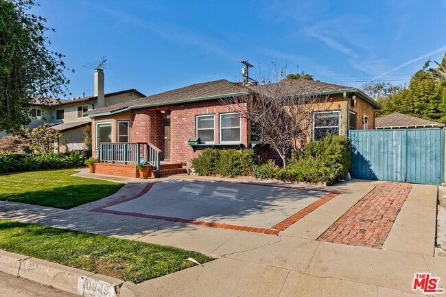 property at 10849 Arizona Ave