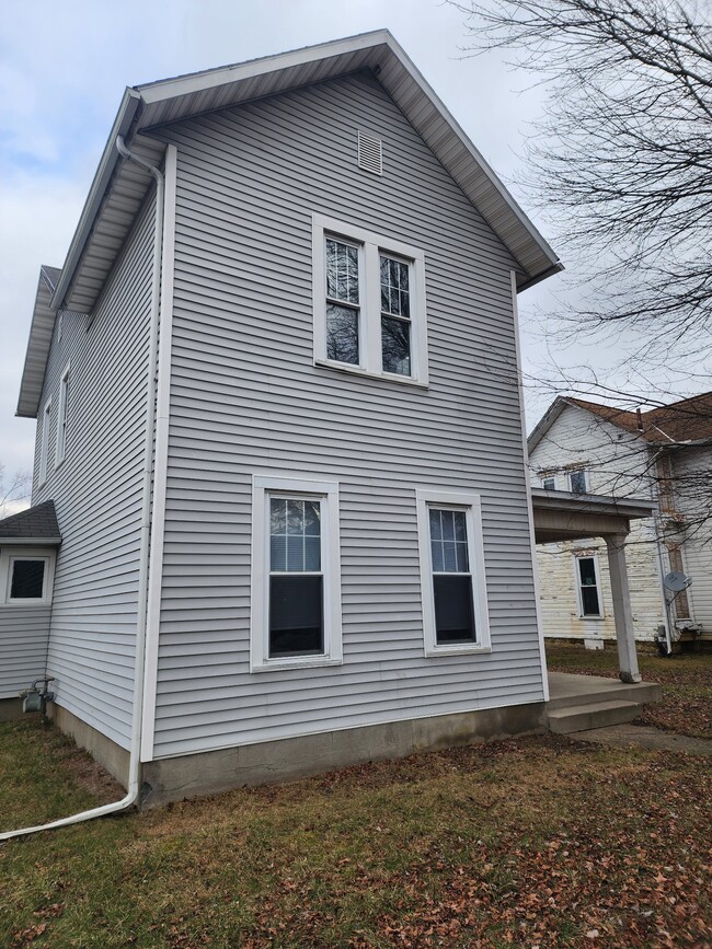 202 W Locust St in Newark, OH - Foto de edificio - Building Photo