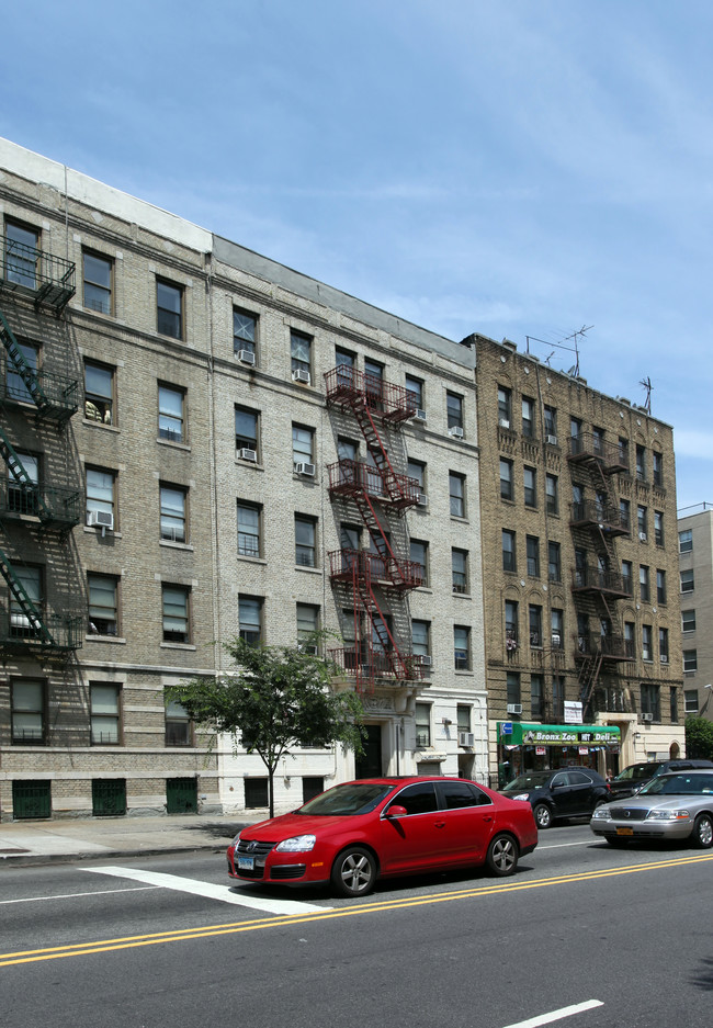 Southern Boulevard in Bronx, NY - Foto de edificio - Building Photo