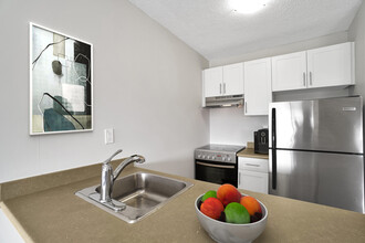 International Plaza Apartments in North Vancouver, BC - Building Photo - Building Photo