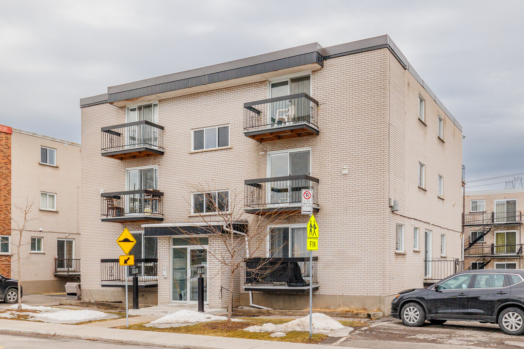400 De Chartres Rue in Laval, QC - Building Photo