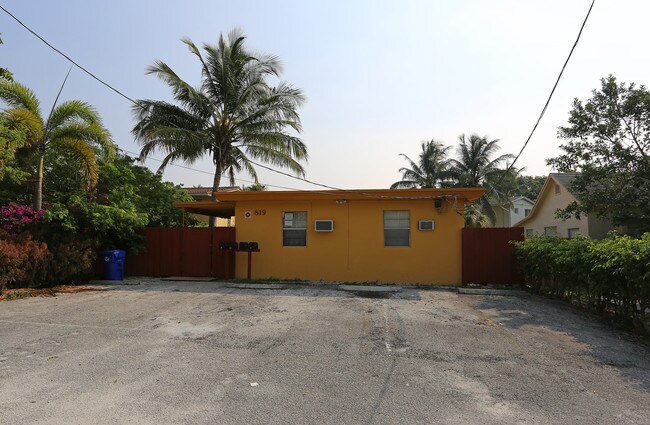 819 NE 14th Pl in Fort Lauderdale, FL - Building Photo - Building Photo