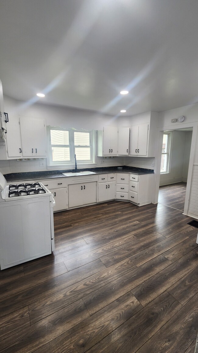 129 Maple Ave, Unit Upper