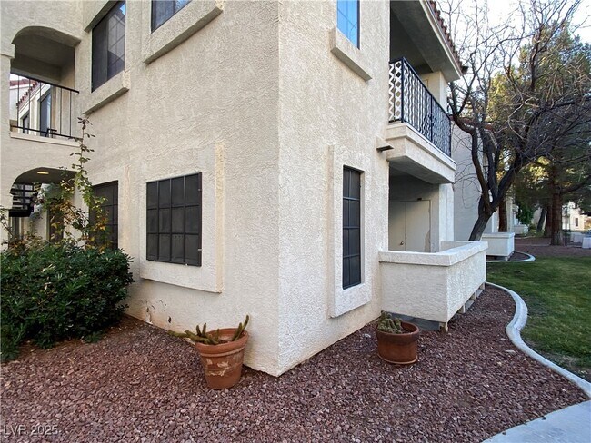 4872 Nara Vista Way in Las Vegas, NV - Building Photo - Building Photo