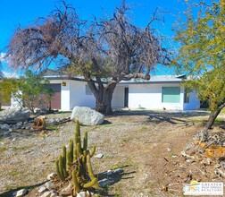 65940 5th St in Desert Hot Springs, CA - Foto de edificio - Building Photo