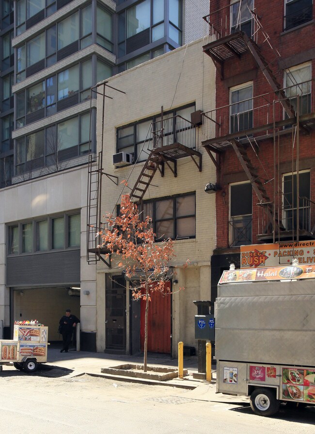 354 W 37th St in New York, NY - Building Photo - Building Photo