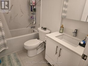 105 Oneida Crescent in Richmond Hill, ON - Building Photo - Building Photo