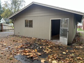 1637 56th Ave in Sweet Home, OR - Building Photo