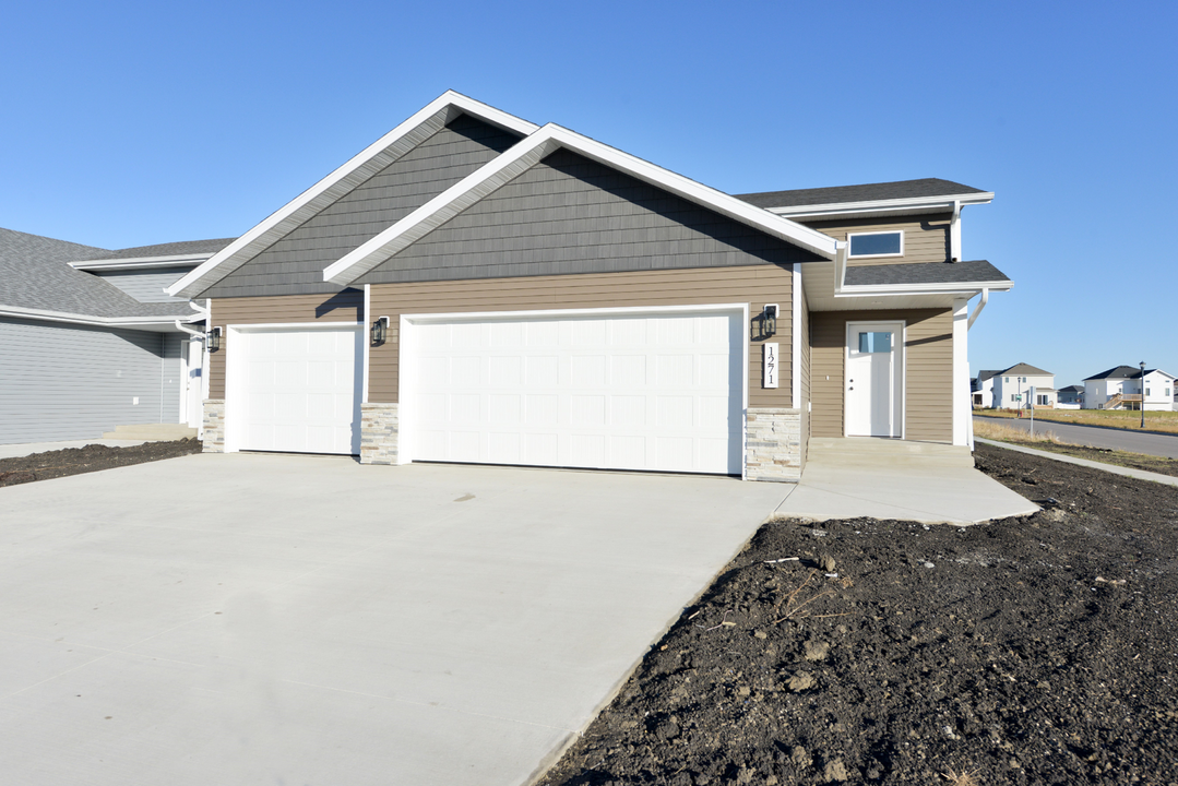 1271 Jill Dr in West Fargo, ND - Building Photo