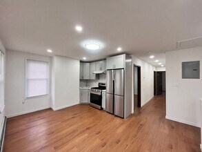 64-03 Perry Ave in Queens, NY - Foto de edificio - Building Photo