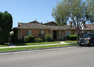 7572 Volga Dr in Huntington Beach, CA - Foto de edificio - Building Photo